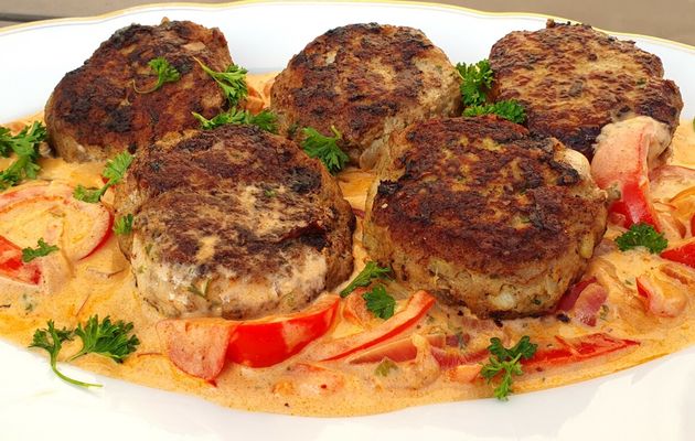 Steaks hachés maison, sauce aux poivrons et à la crème