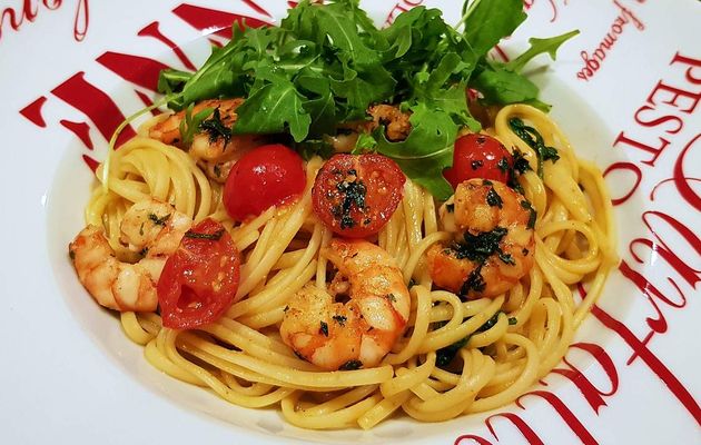 Pâtes aux crevettes, ail et roquette