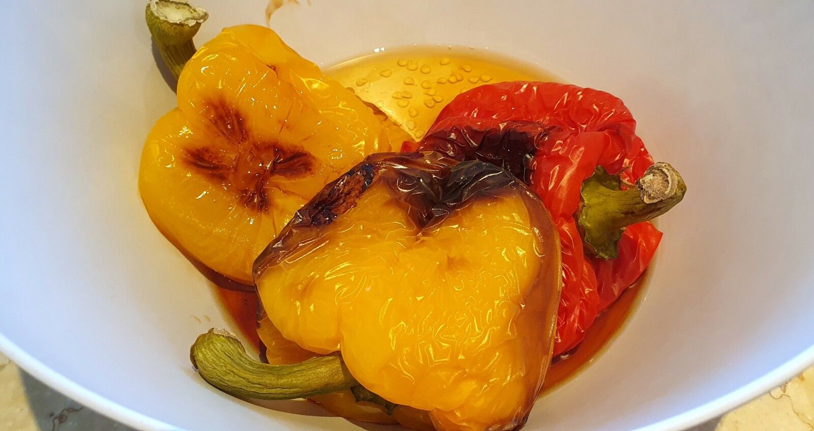 Pâtes à la crème de poivrons, noix et roquette