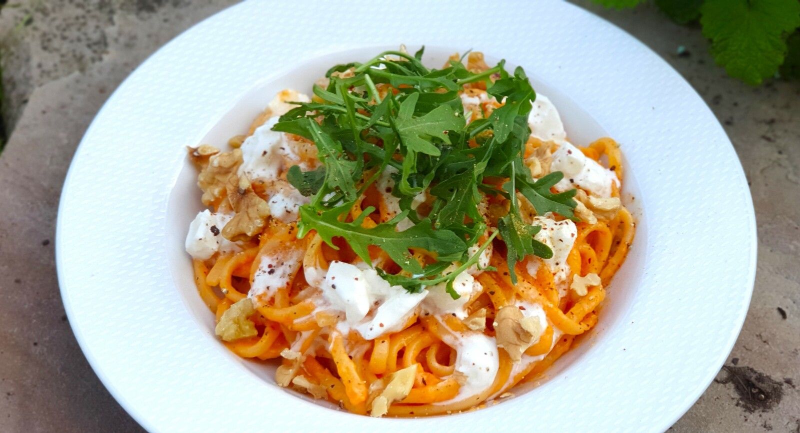 Pâtes à la crème de poivrons, noix et roquette