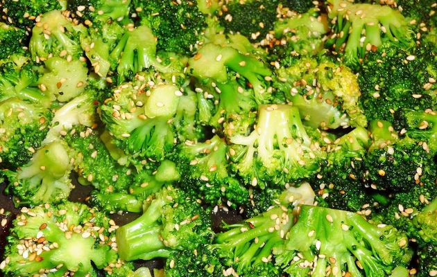 Brocoli au sésame, ail et gingembre