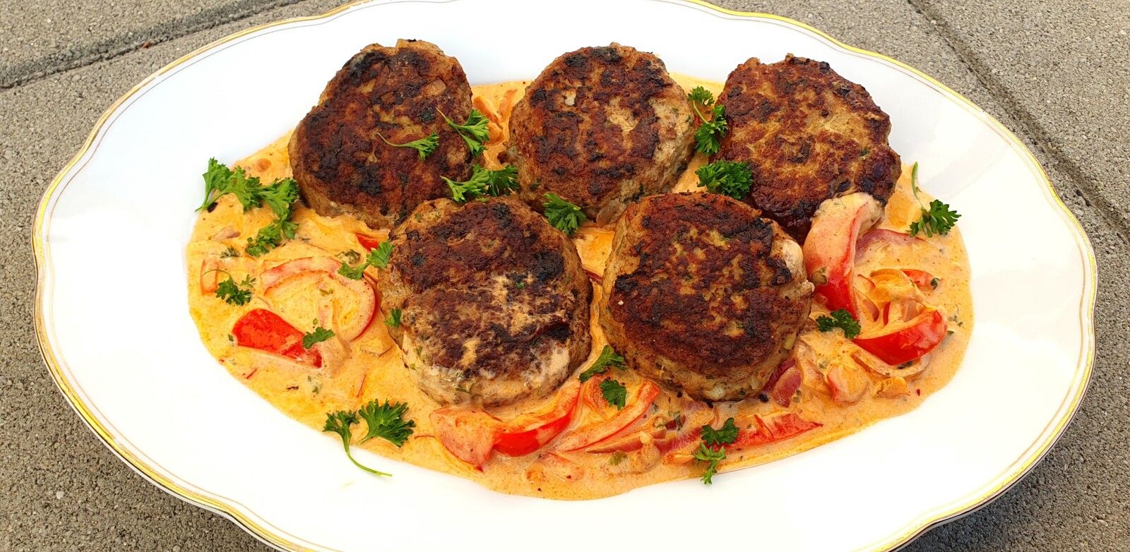 Steaks hachés maison, sauce aux poivrons et à la crème