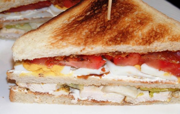 Club sandwich au poulet, oeuf et lard