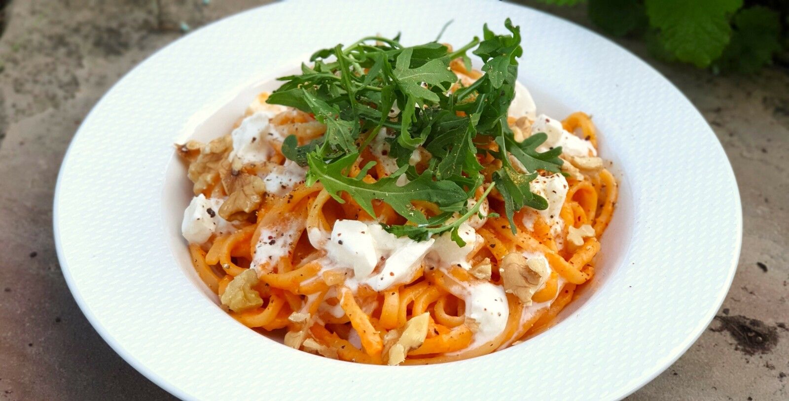 Pâtes à la crème de poivrons, noix et roquette