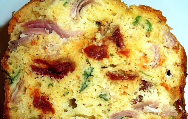 Cake aux tomates séchées, mozzarella et jambon cru