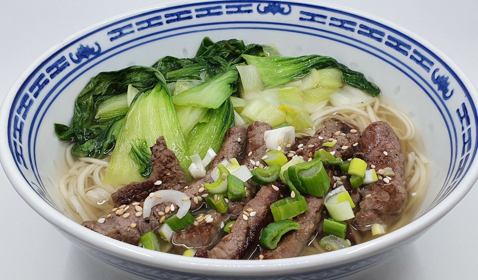Soupe de nouilles chinoises au boeuf et pak choi