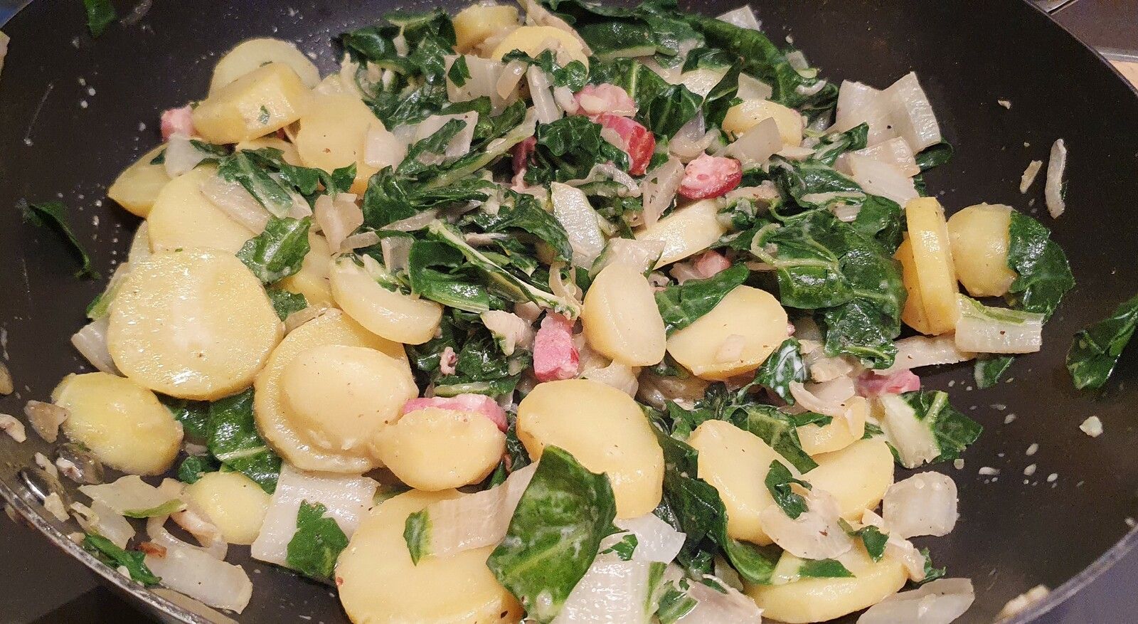 Poêlée de côtes de bettes, pommes de terre et lard fumé