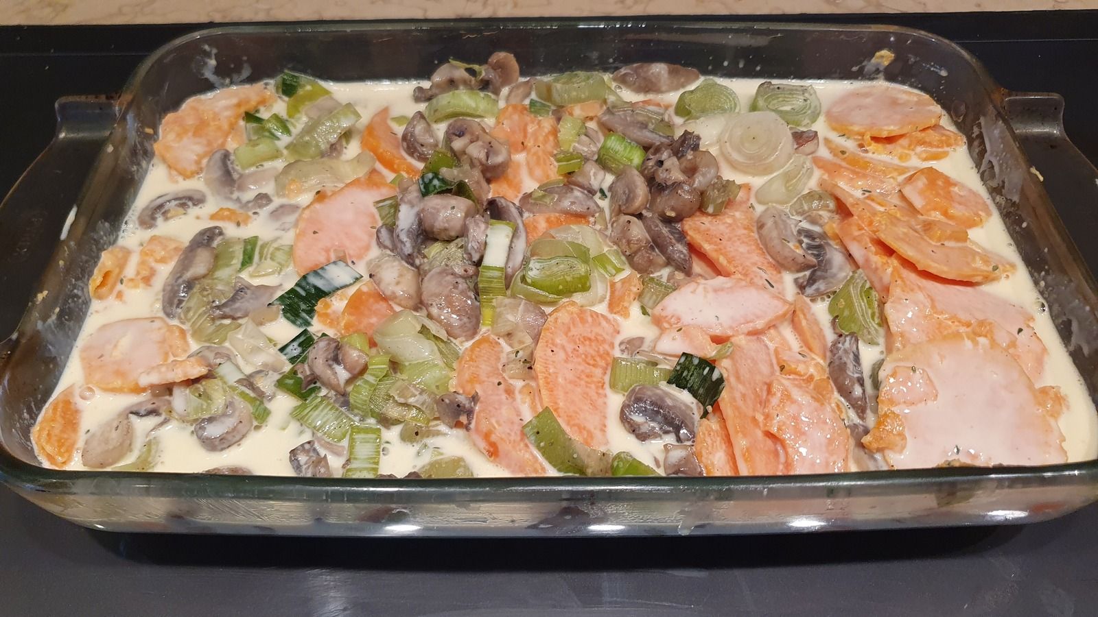 Gratin de patates douces, champignons et poireaux