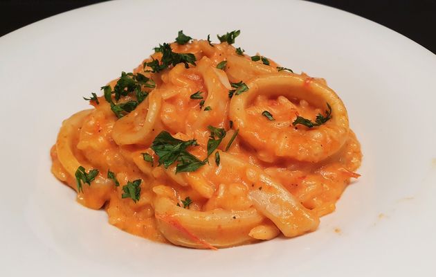 Risotto à la tomate et aux calamars