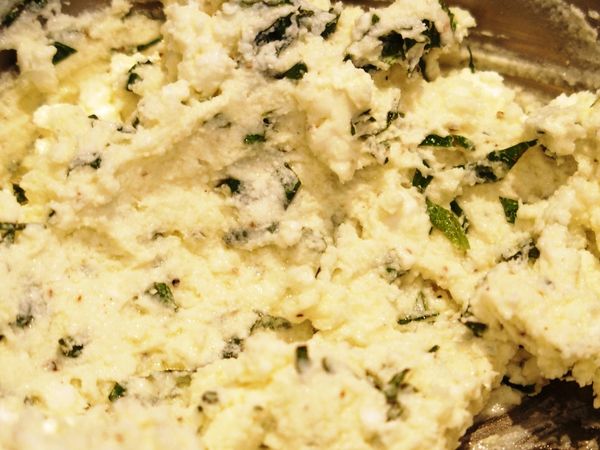 Club sandwich au fromage de chèvre, jambon cru et olives