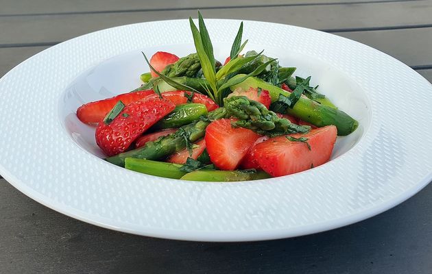 Salade d'asperges et fraises à l'estragon