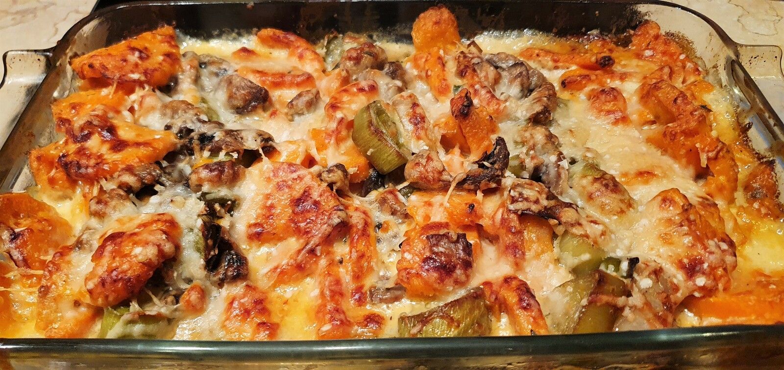 Gratin de patates douces, champignons et poireaux