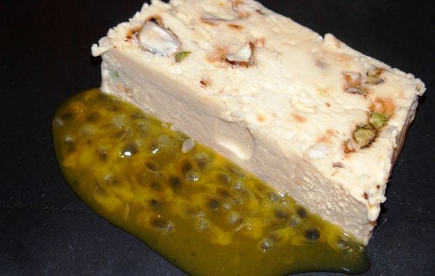 Nougat glacé, coulis de fruits de la passion