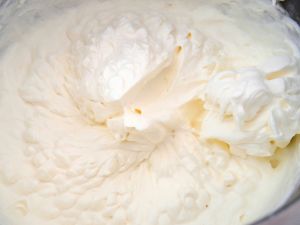 Nougat glacé, coulis de fruits de la passion