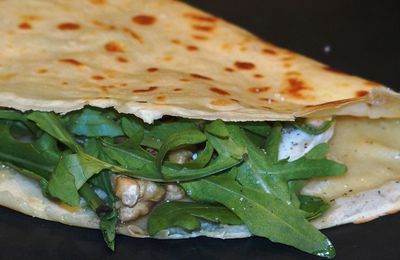 Crêpes - garniture au fromage de chèvre, noix, roquette et miel
