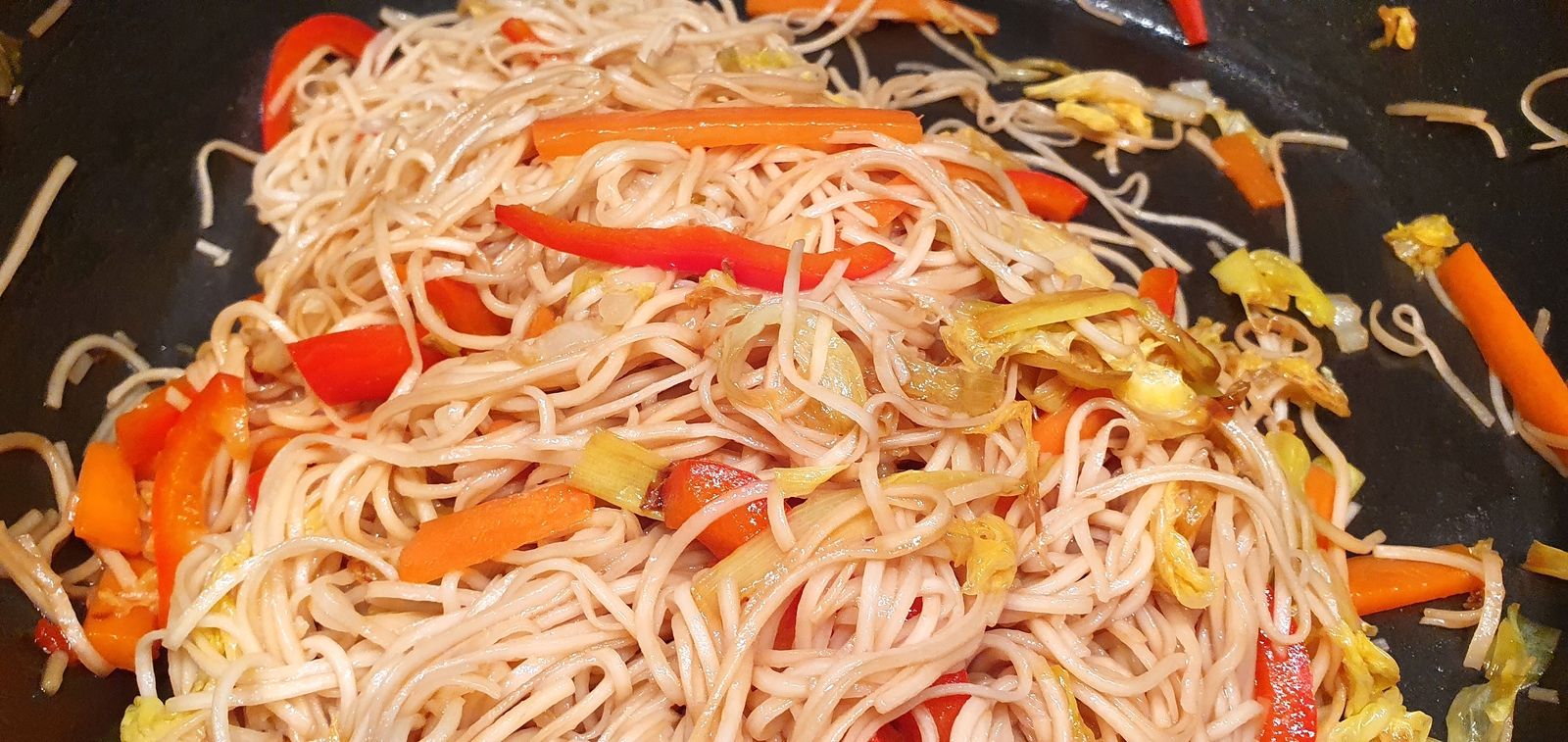 Bowl de porc caramélisé, légumes et nouilles chinoises