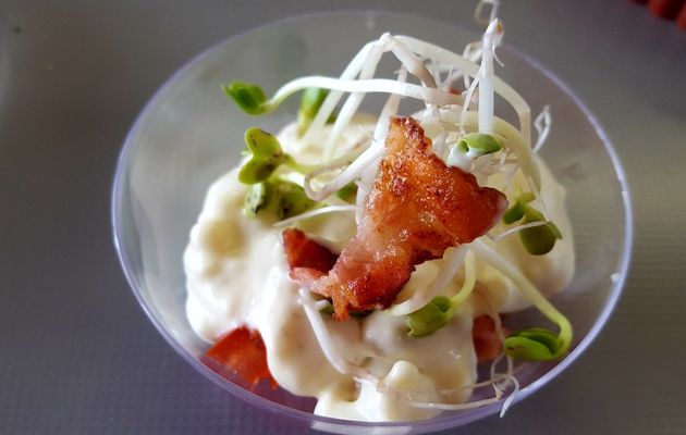 Verrines de crème de gorgonzola, tomates et bacon