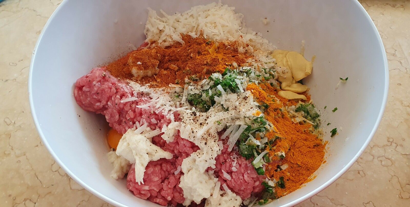 Steaks hachés maison, sauce aux poivrons et à la crème