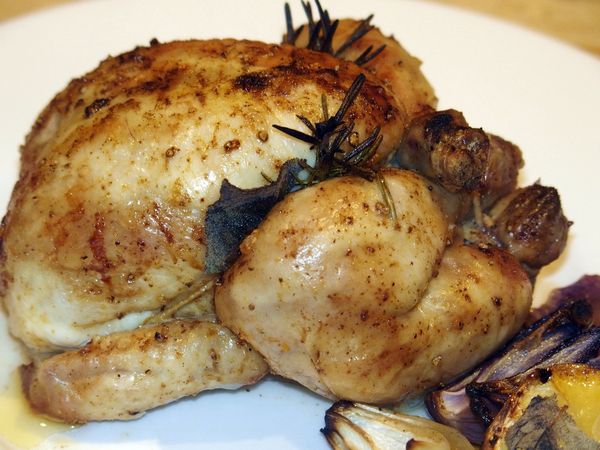 Coquelets rôtis à la sauge et au romarin