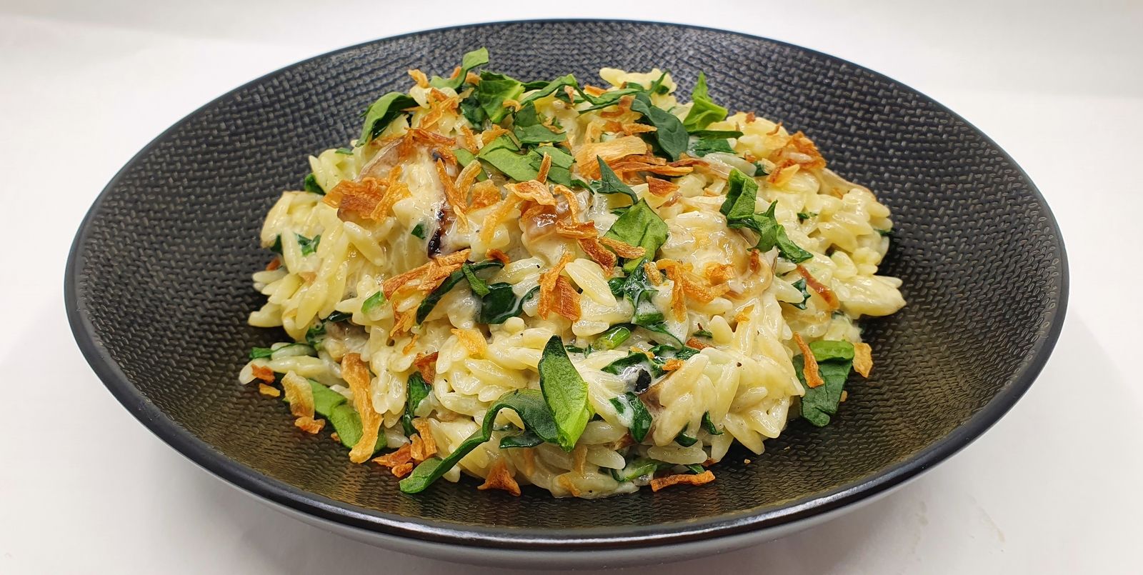 Pâtes au bleu, aux oignons caramélisés et épinards