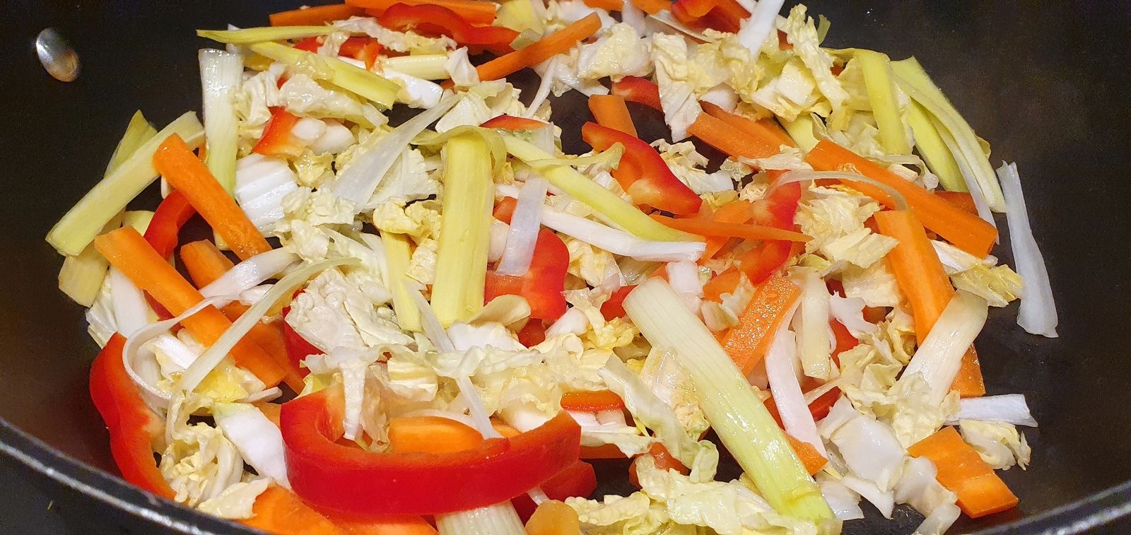 Bowl de porc caramélisé, légumes et nouilles chinoises