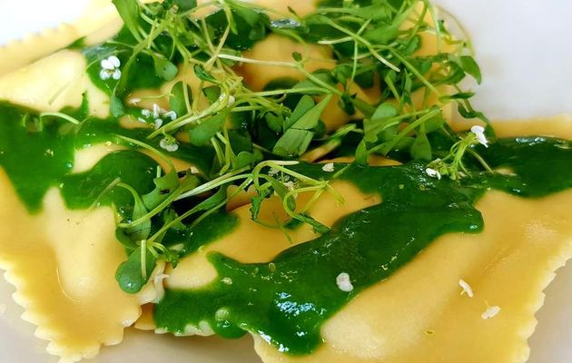 Ravioles de poisson, jus de persil et cresson