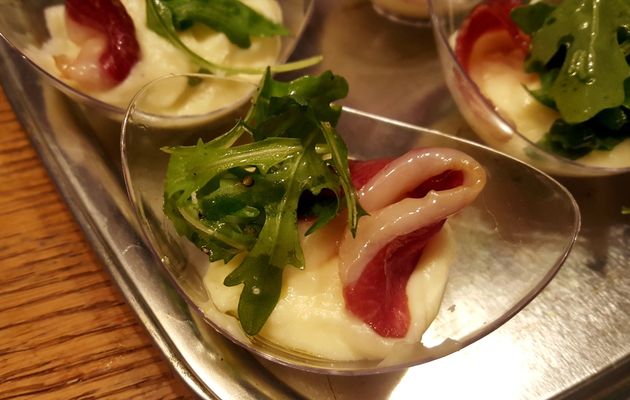 Verrines de purée de panais, magrets de canard fumés et roquette