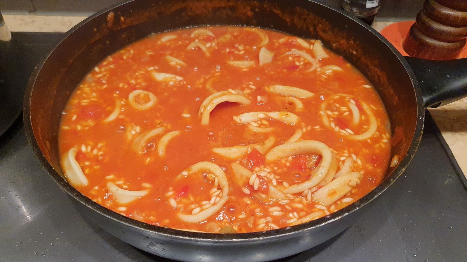 Risotto à la tomate et aux calamars