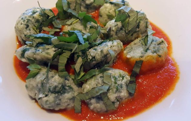 Gnudi aux épinards, à la crème de sauge ou sauce tomate