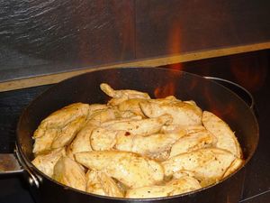 Filets de poulet flambés au cognac, sauce crème et échalotes