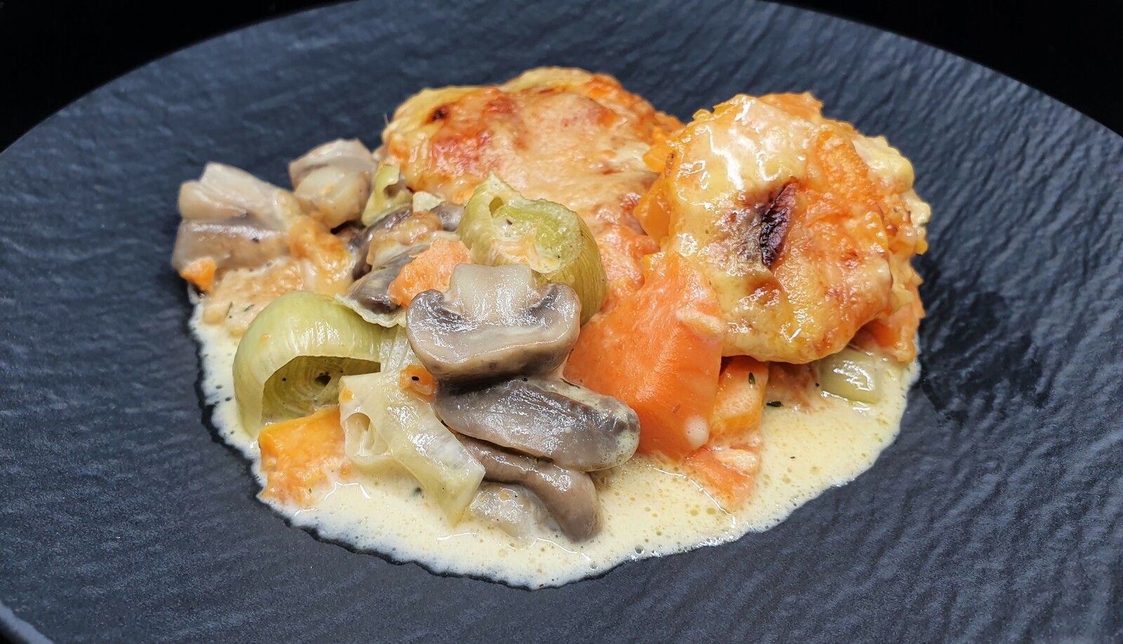 Gratin de patates douces, champignons et poireaux