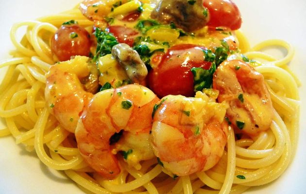 Pâtes aux crevettes, chanterelles et tomates cerises