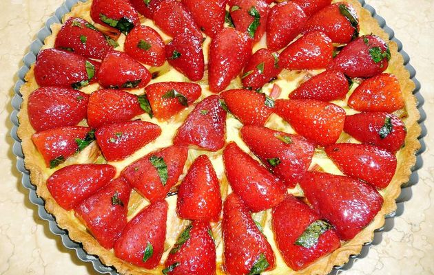 Tarte à la rhubarbe et fraises au basilic