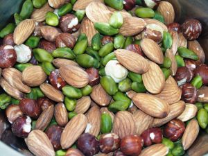 Nougat glacé, coulis de fruits de la passion