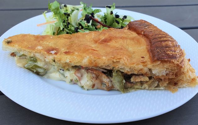 Tourte aux champignons, céleri branche et jambon cru