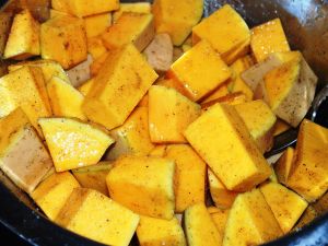 Dés de courge et chanterelles à l'huile de noisette