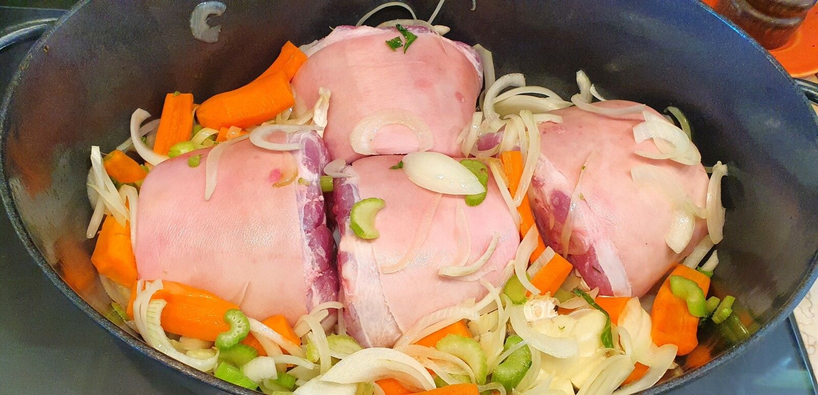 Jarrets de porc braisés, sauce à l'Epoisses