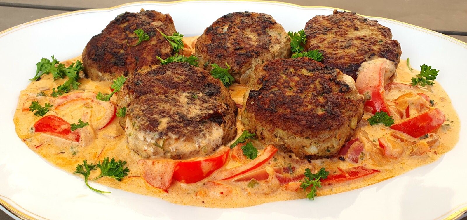 Steaks hachés maison, sauce aux poivrons et à la crème