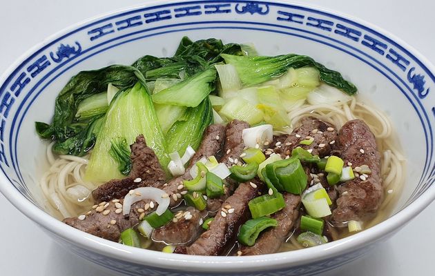 Soupe de nouilles chinoises au boeuf et pak choi