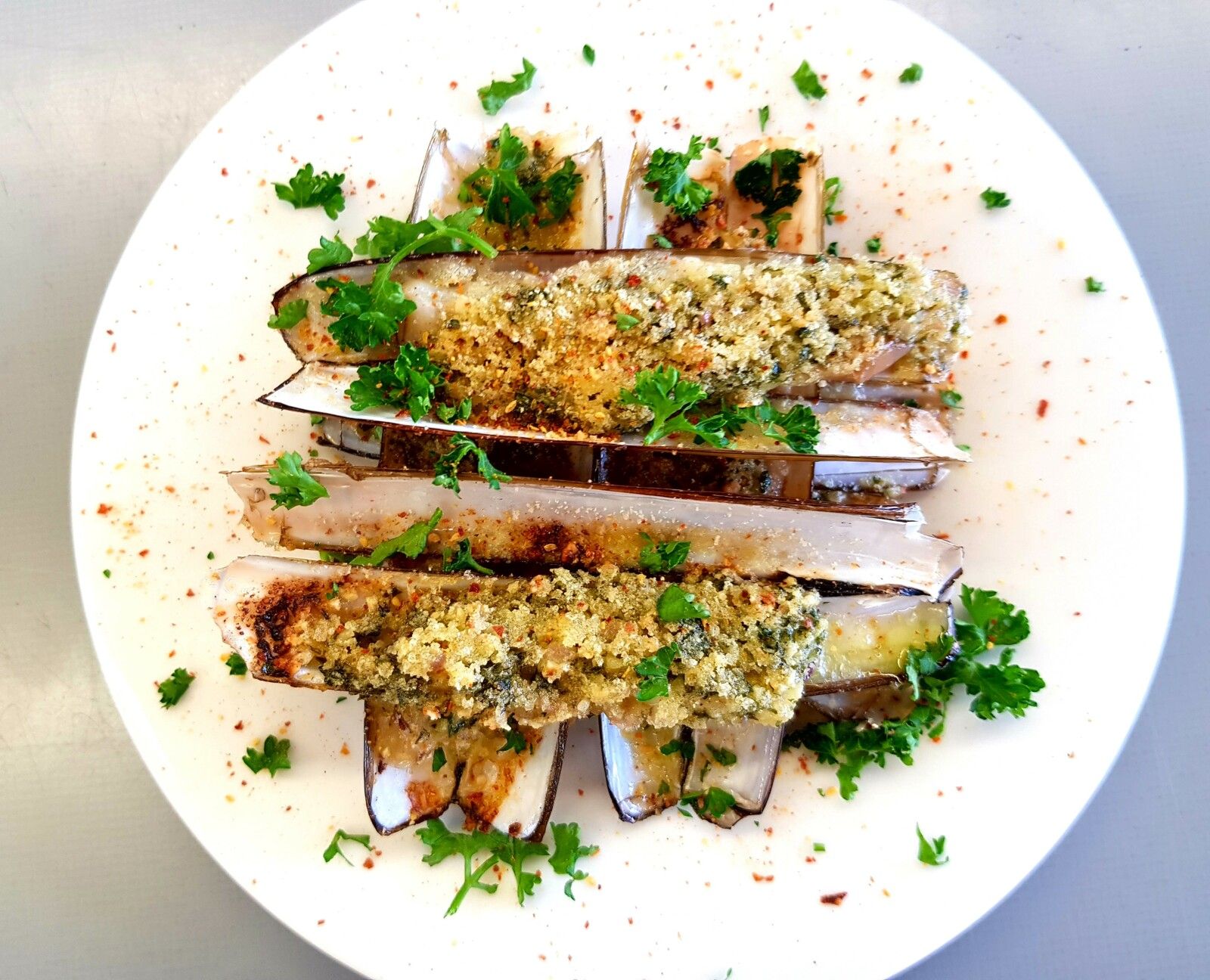 Couteaux de mer gratinés au beurre persillé