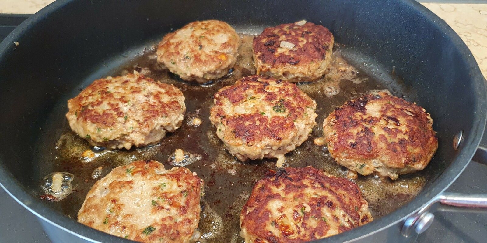 Steaks hachés maison, sauce aux poivrons et à la crème