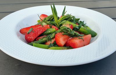 Salade d'asperges et fraises à l'estragon