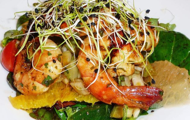 Salade de crevettes aux agrumes et petits légumes frais