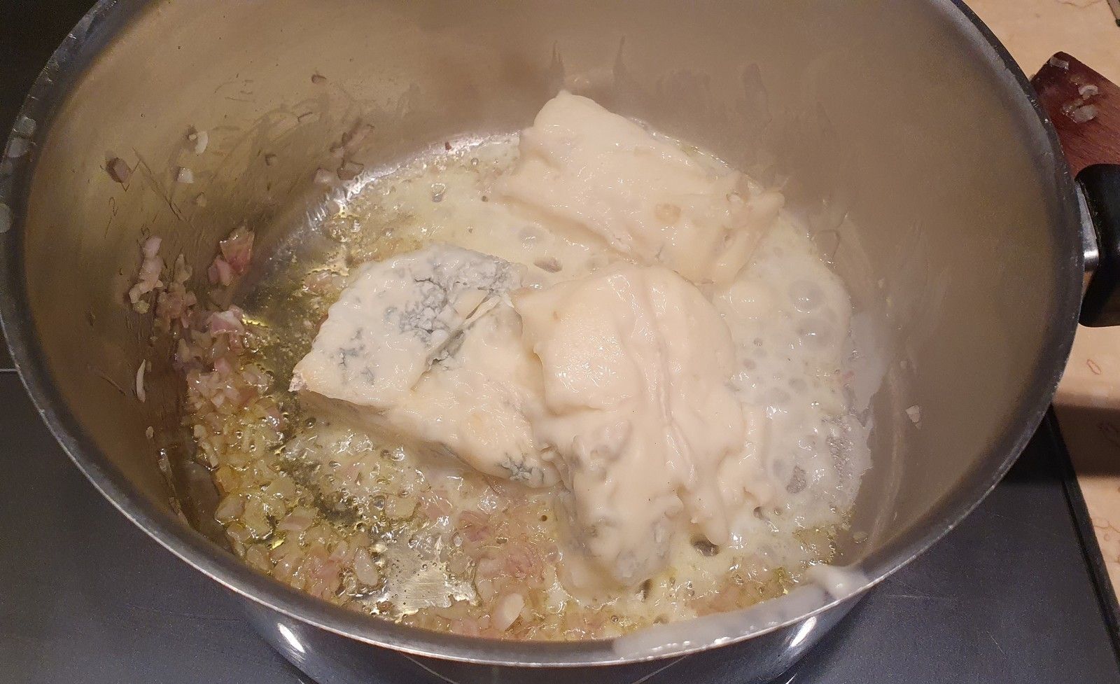 Pâtes au gorgonzola ou roquefort, poires et pignons