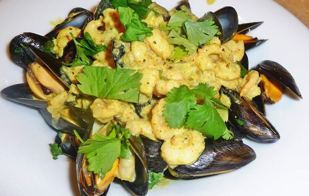 Moules sauce au curry et petites crevettes