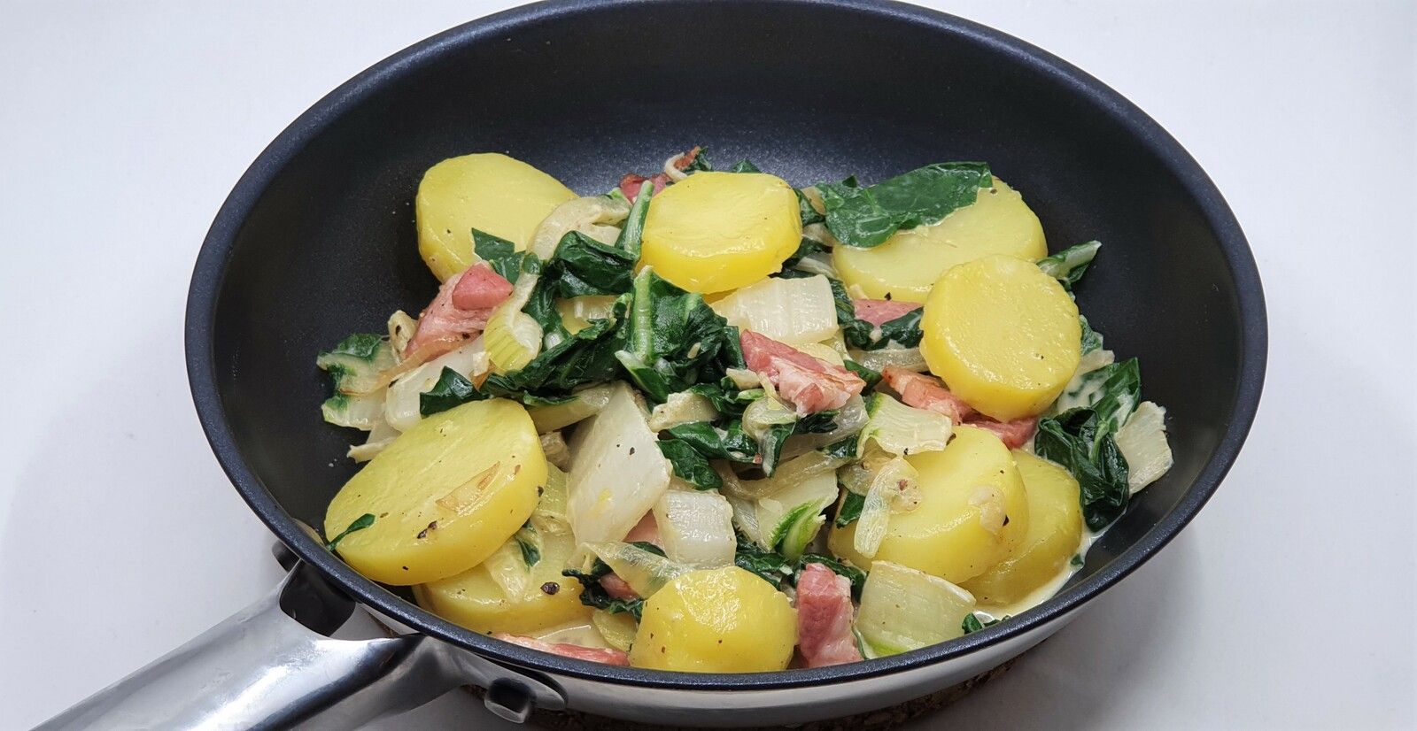 Poêlée de côtes de bettes, pommes de terre et lard fumé